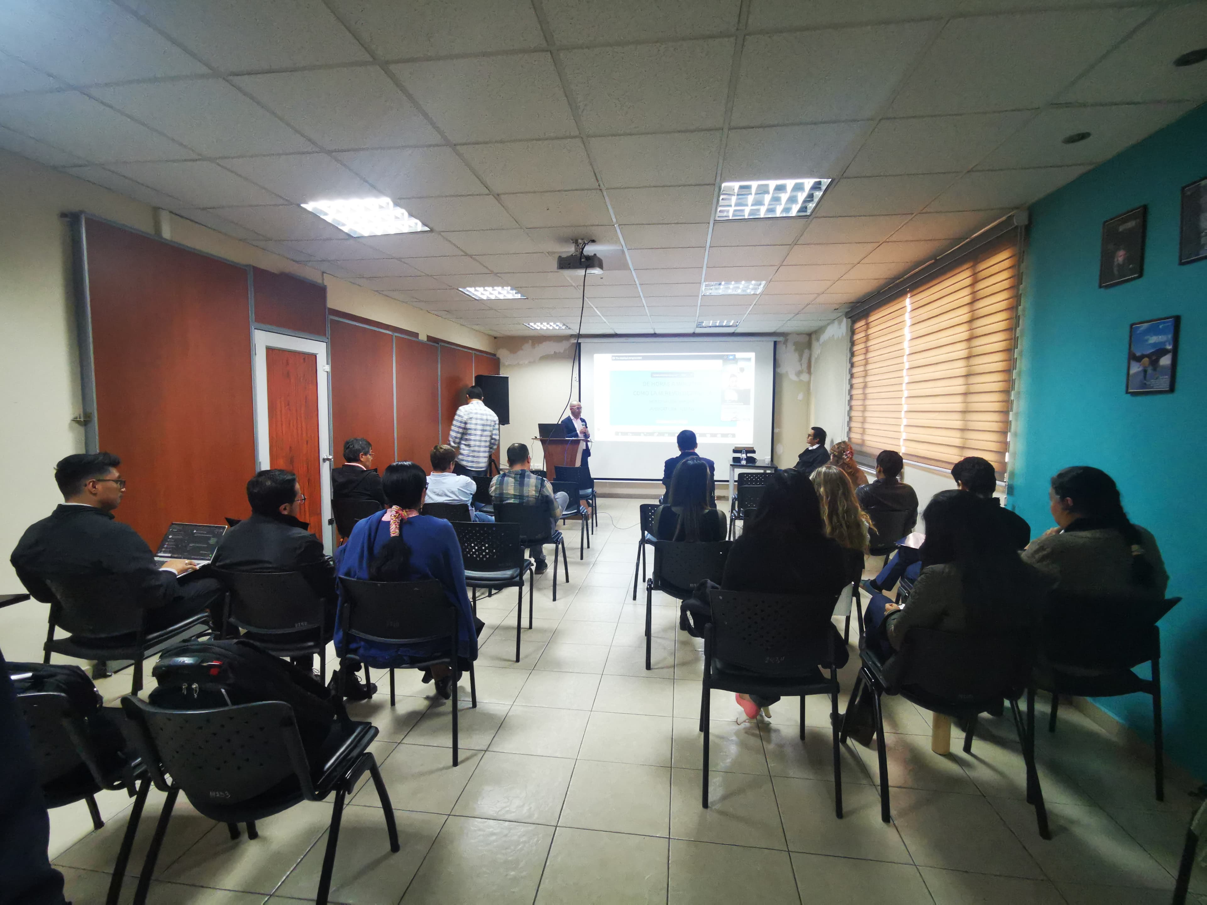 Eduardo Cepeda durante la conferencia en la Defensoría Pública del Ecuador, Quito, octubre 2025.