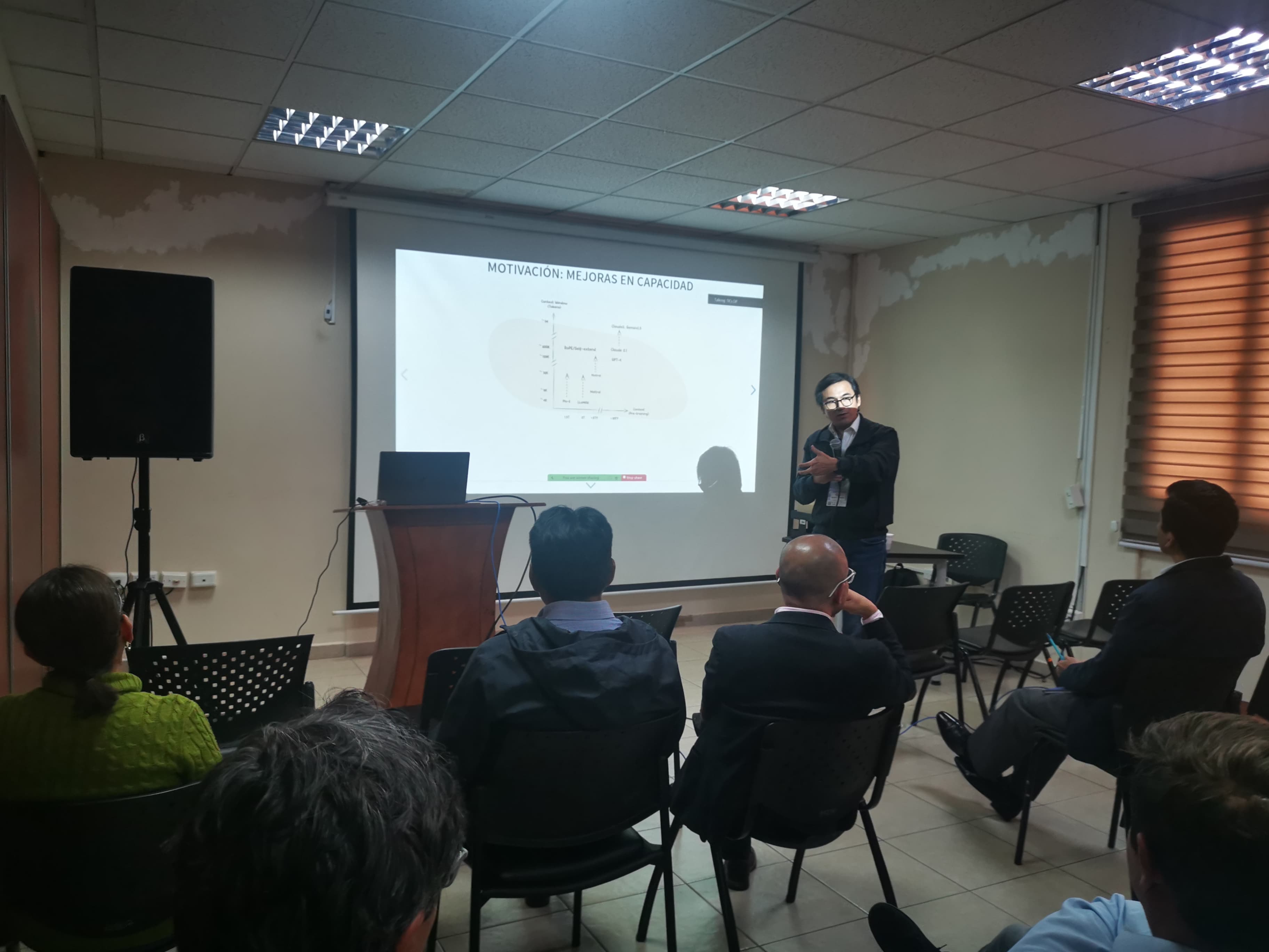 Momento de la conferencia en la Defensoría Pública del Ecuador — asistentes y presentación.