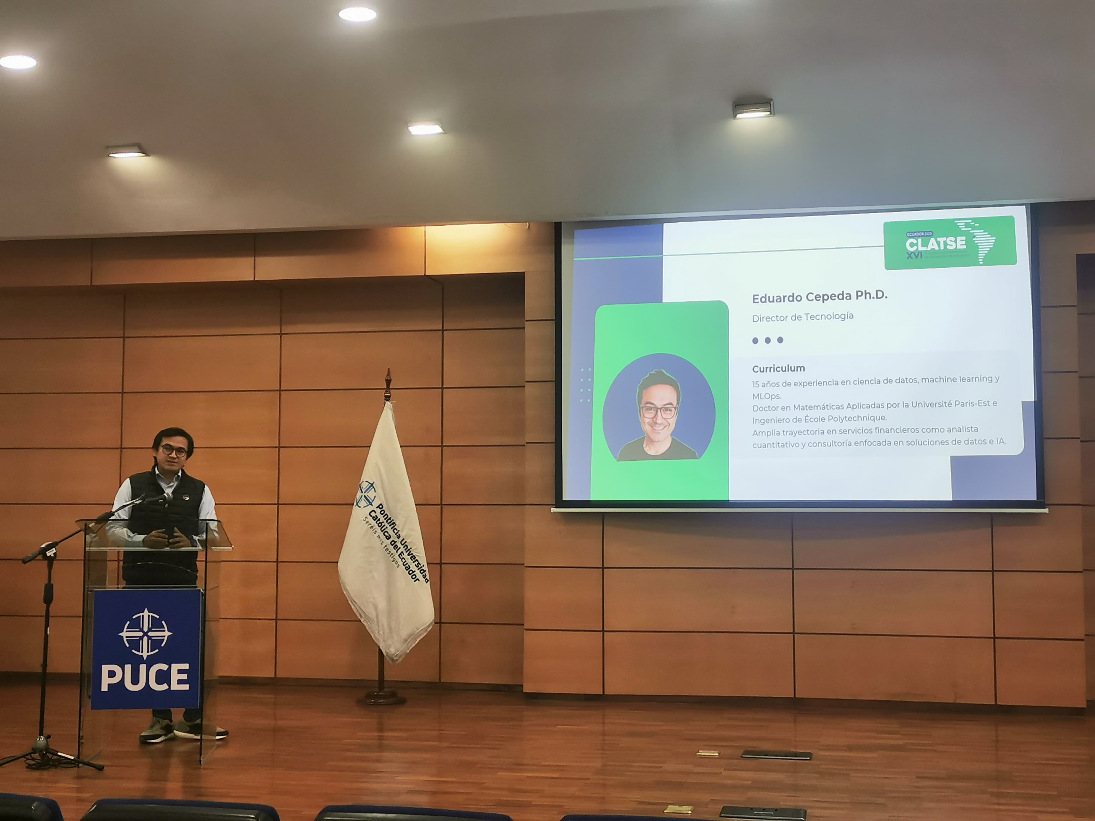 Eduardo Cepeda durante la conferencia magistral en el XVI CLATSE, Quito.