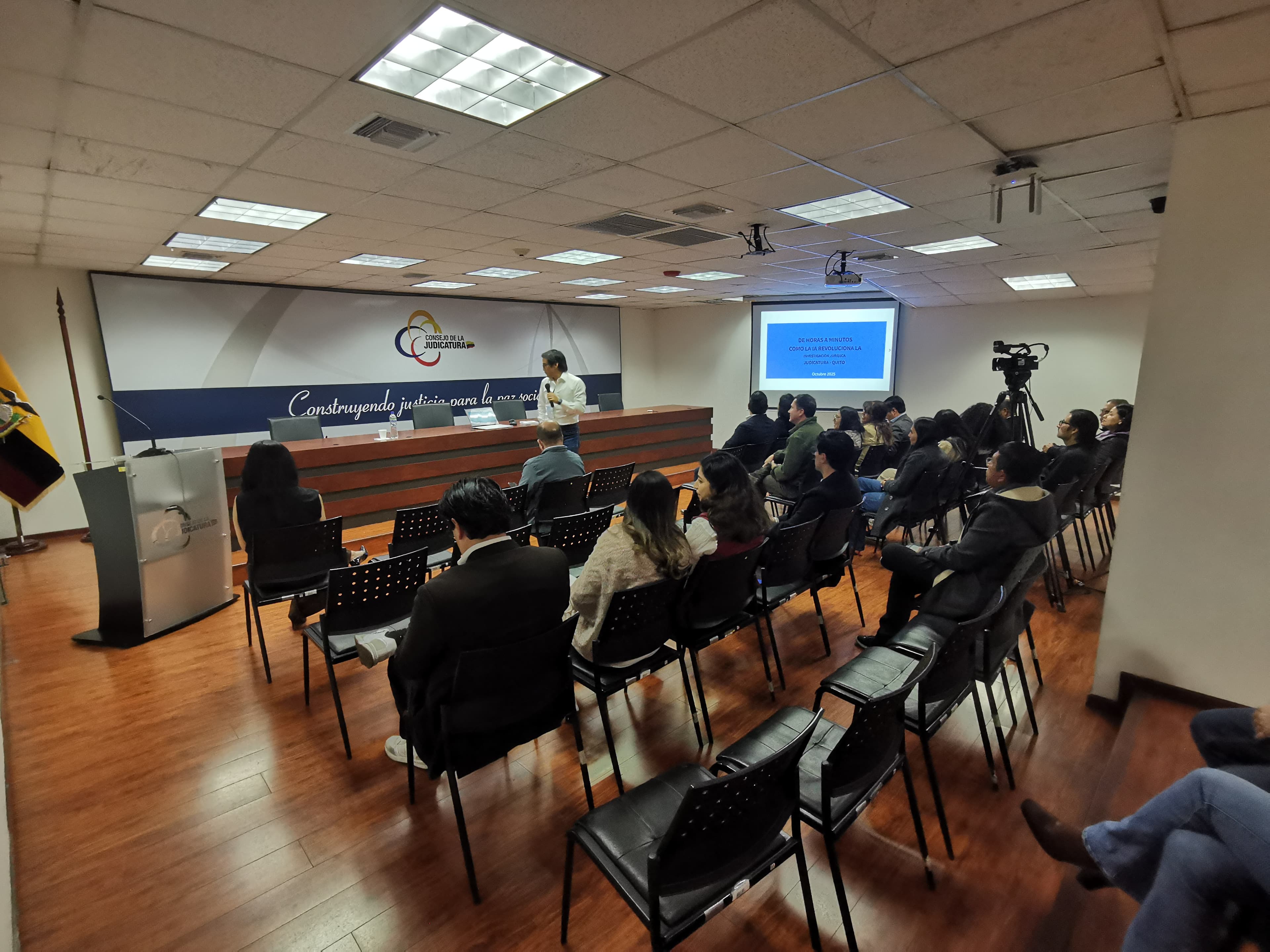Eduardo Cepeda durante la conferencia magistral en el Consejo de la Judicatura, Quito, octubre 2025.