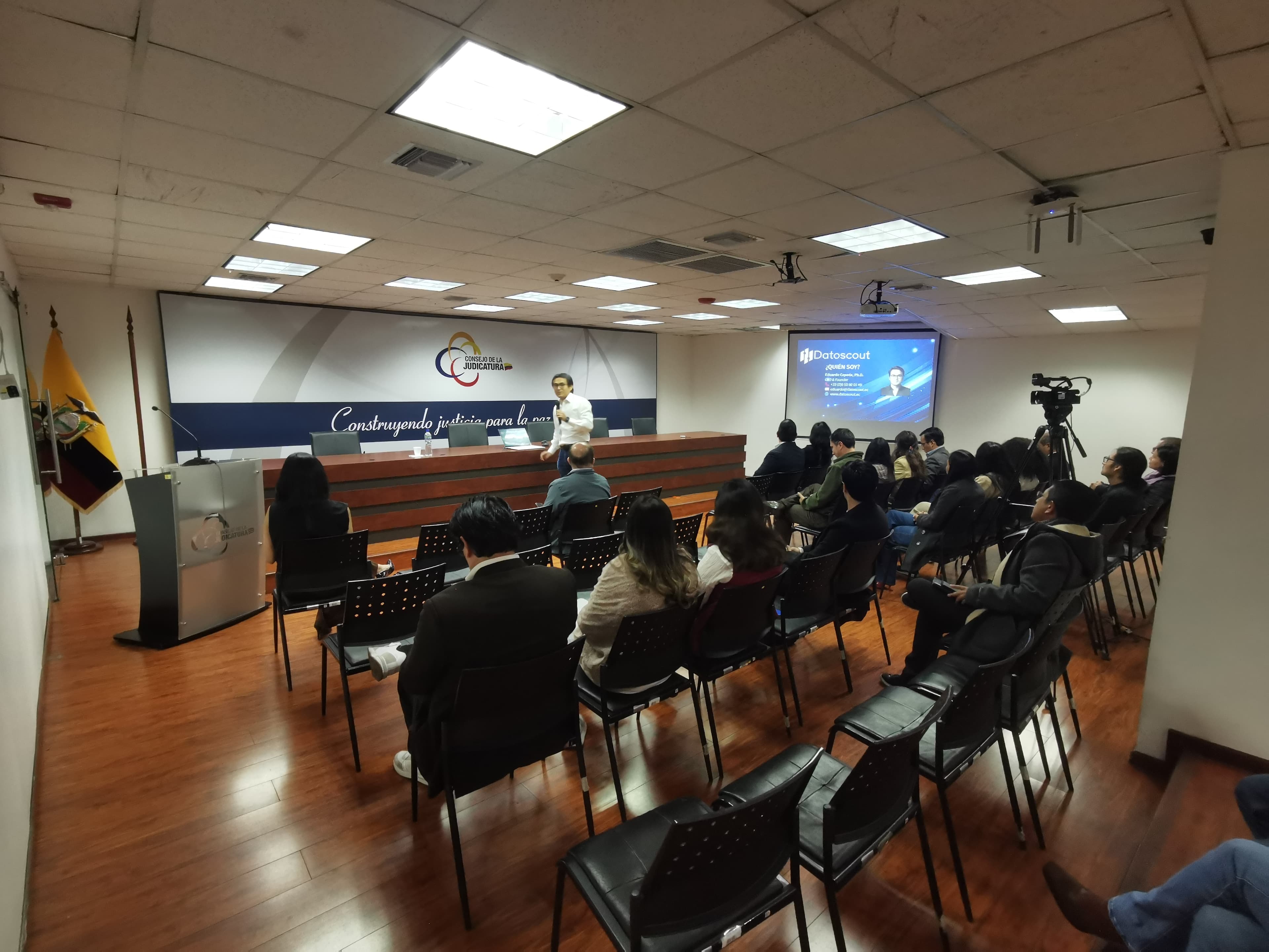 Presentación sobre búsqueda semántica y RAG para la investigación jurídica, Consejo de la Judicatura, Quito.