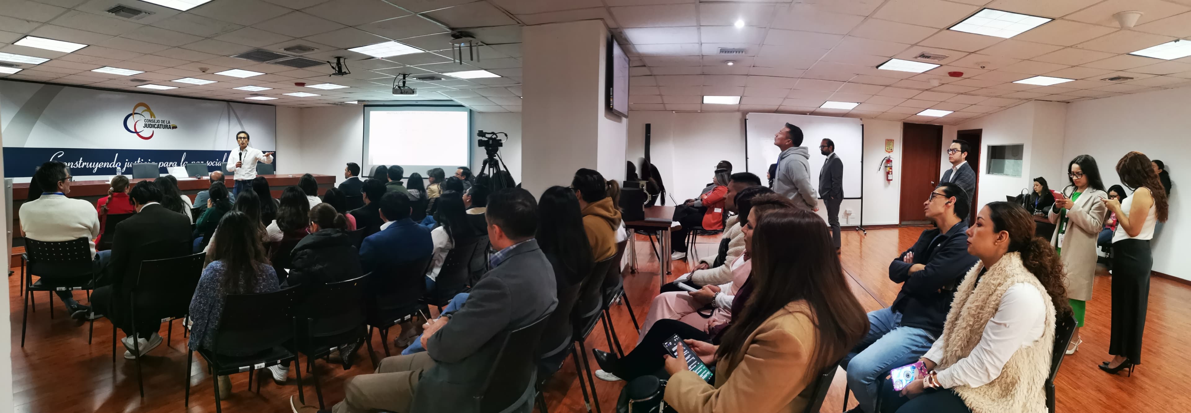 Asistentes durante la conferencia sobre IA y búsqueda semántica jurídica en el Consejo de la Judicatura, Quito.