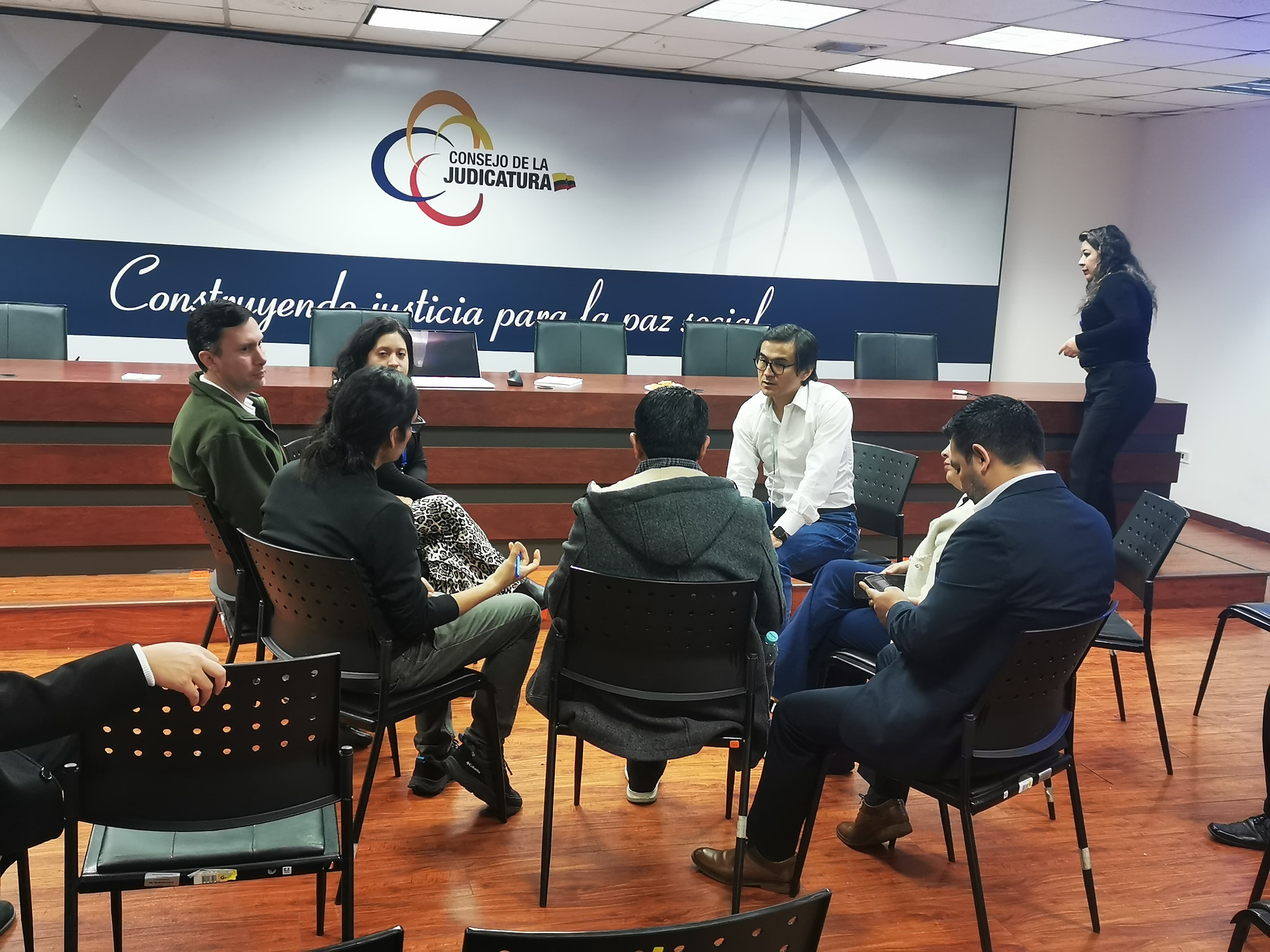 Conversación técnica avanzada con el equipo técnico del Consejo de la Judicatura tras la conferencia.